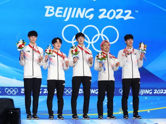 지난 2월 열린 2022 베이징 동계올림픽 쇼트트랙 남자 계주 5000m에서 2위를 차지한 대한민국 남자 쇼트트랙 국가대표팀이 메달 수여식에서 은메달을 들어보이고 있다. /사진=뉴스1