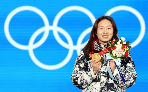 지난 2월 열린 2022 베이징 동계올림픽 쇼트트랙 여자 1500m에서 1위를 차지한 최민정이 메달 수여식에서 금메달을 들어보이고 있다. /사진=뉴스1