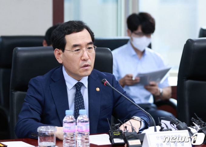 (서울=뉴스1) = 이창양 산업통상자원부 장관이 18일 오후 서울 종로구 무역보험공사 대회의실에서 원전수출전략 추진위원회 1차 회의를 주재하고 있다.  앞으로 원전수출전략 추진위원회는 원전수출 종합 전략을 수립?시행?점검?평가하고, 관련 정책조정, 국가간 협력 등 원전 및 관련 산업의 해외진출과 경쟁력 강화를 위한 주요 정책을 수립?추진하게 된다.  (산업통상자원부 제공) 2022.8.18/뉴스1  Copyright (C) 뉴스1. All rights reserved. 무단 전재 및 재배포 금지.