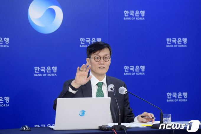 (서울=뉴스1) 사진공동취재단 = 이창용 한국은행 총재가 20일 오전 서울 중구 한국은행 기자실에서 열린 2022년 하반기 물가설명회에서 물가안정목표 운영상황에 관해 설명하고 있다. 2022.12.20/뉴스1  Copyright (C) 뉴스1. All rights reserved. 무단 전재 및 재배포 금지.