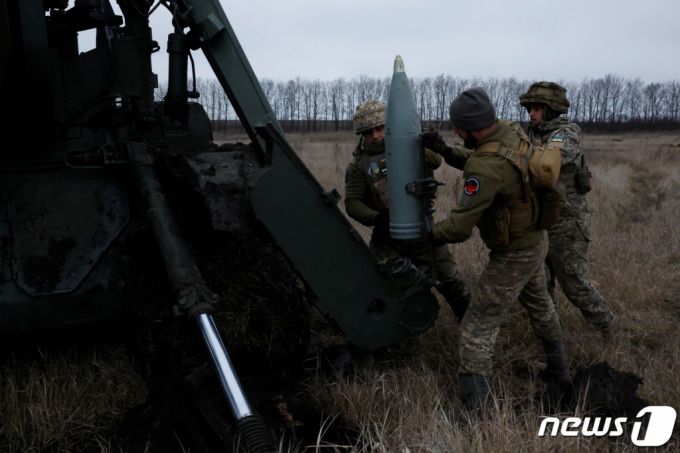 (바흐무트 로이터=뉴스1) 권진영 기자 = 26일(현지시간) 우크라이나 바흐무트에서 제43중포병여단이 2S7 파이온 자주포에 로켓을 탑재하고 있다.  ⓒ 로이터=뉴스1  Copyright (C) 뉴스1. All rights reserved. 무단 전재 및 재배포 금지.