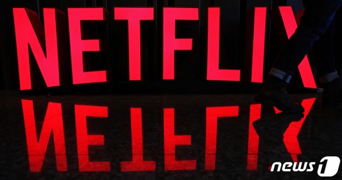 (서울=뉴스1) 오대일 기자 = 한국시장을 겨냥해 공세적인 전략을 펼치고 있는 동영상 스트리밍 서비스 넷플릭스가 24일 서울 중구 더플라자호텔에서 오리지널 시리즈 '킹덤' 기자간담회를 열고 자사 콘텐츠 띄우기에 나섰다. 넷플릭스는 이날 '거실에서 펼쳐지는 엔터테인먼트 킹덤'을 주제로 미디어 행사를 열고 파트너 생태계 구축과 제품 혁신, 뛰어난 스토리 발굴 부분에서 소비자의 엔터테인먼트 경험을 향상시키기 위한 노력을 소개했다. 사진은 이날 행사장에 설치된 넷플릭스 기업 로고. 2019.1.24/뉴스1