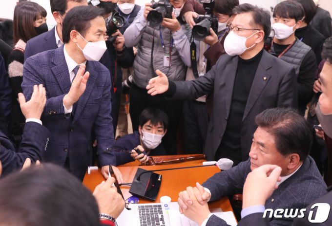 (서울=뉴스1) 허경 기자 = 28일 서울 여의도 국회에서 열린 농림축산식품해양수산위원회 전체회의에서 양곡관리법 일부개정법률안(대안)에 대한 본회의 부의 요구의 건 상정되자 국민의힘 의원들이 소병훈 위원장에 항의하고 있다. 2022.12.28/뉴스1  Copyright (C) 뉴스1. All rights reserved. 무단 전재 및 재배포 금지.