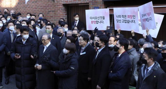 신년 특별사면으로 사면·복권된 이명박 전 대통령이 30일 서울 강남구 자택에 도착해 발언을 하고 있다. /사진=뉴시스
