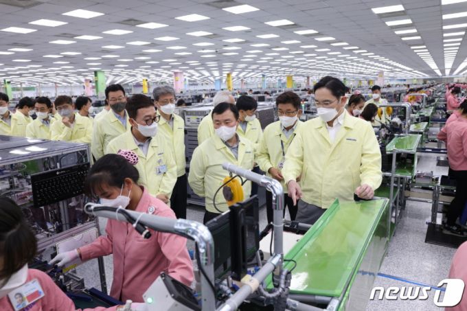 이재용 삼성전자 회장이 지난달 22일(현지시간) 베트남 하노이 인근의 삼성전자 법인(SEV)을 방문, 스마트폰 생산 공장을 점검하고 있다./사진=뉴스1(삼성전자 제공)