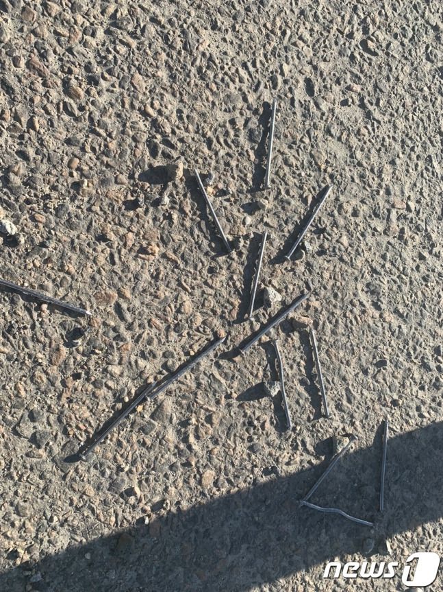 지난해 11월30일 오전 9시39분께 인천시 연수구 송도동 인천신항~남동공단 방향 편도 2차로 중 1차로 약 2㎞구간에 길이 9㎝짜리 못 700여 개가 산발적으로 떨어져 있다는 신고가 112에 접수됐다. 이날은 윤희근 경찰청장이 인천 화물연대 파업현장을 방문한 현장점검차 방문한 날이다. 경찰은 파업과의 관련성 여부를 확인 중이다.(인천 연수경찰서 송도2지구대 제공)2022.11.30/뉴스1