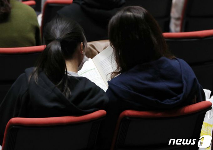 특목 자사고 입시 설명회'에 참석한 한 학부모와 학생이 자료를 살펴보고 있다. 사진은 기사와 관련 없음. /사진=뉴스1