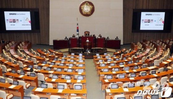 (서울=뉴스1) 김명섭 기자 = 정유섭 자유한국당 의원이 지난해 12월25일 오전 서울 여의도 국회에서 열린 제372회 국회 (임시회) 본회의에서 공직선거법 일부개정법률안에 대한 무제한 토론(필리버스터)을 하고 있다. 2019.12.25/뉴스1