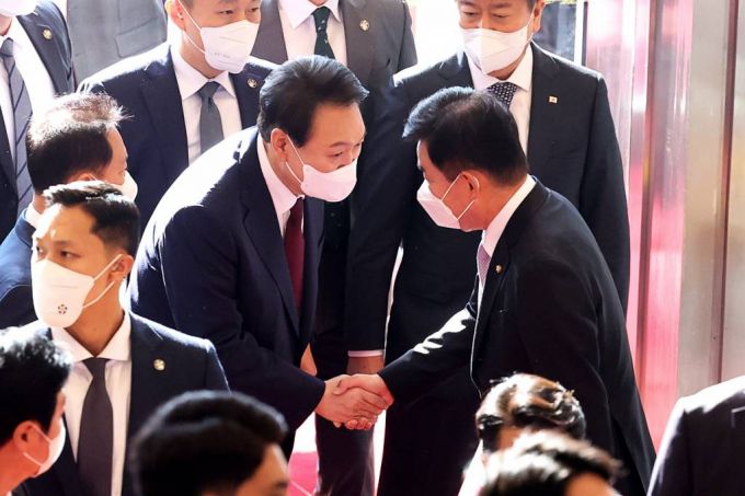 윤석열 대통령이 지난 10월25일 서울 여의도 국회에서 2023년도 예산안 및 기금운용계획안에 대한 시정연설을 위해 입장하며 김진표 국회의장과 악수를 하고 있다. / 사진제공=뉴시스