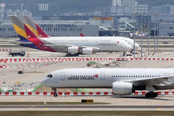 (인천공항=뉴스1) 민경석 기자 = 아시아나항공 및 저비용항공사(LCC)의 올해 1분기 실적 발표가 예정된 16일 인천국제공항 제2여객터미널 계류장에 아시아나항공 여객기가 이륙을 준비하고 있다. 2022.5.16/뉴스1