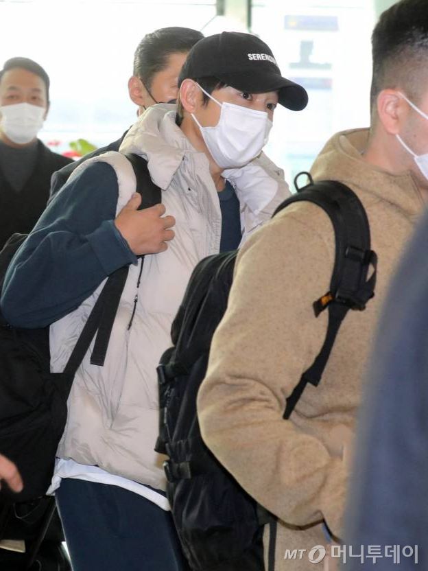 5일 배우 송중기가 태국 방콕에서 열리는 '제37회 골든디스크어워즈' 참석을 위해 인천국제공항을 통해 출국하고 있다. /사진=임성균 기자 tjdrbs23@