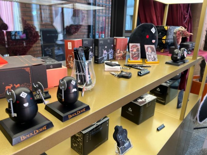 검은사막 굿즈로 채워진 '검은녹용' 팝업스토어 전시대. /사진=펄어비스