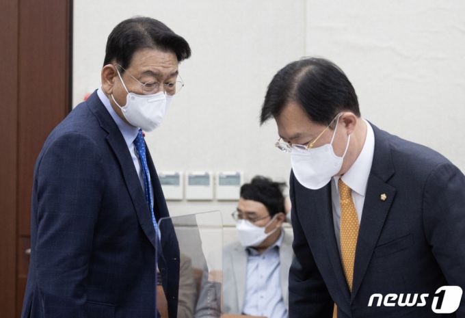 (서울=뉴스1) 이재명 기자 = 이태원 참사 진상규명과 재발방지를 위한 국정조사특별위원회 여야 간사인 김교흥 더불어민주당 의원(왼쪽)과 이만희 국민의힘 의원이 29일 오후 서울 여의도 국회에서 열린 용산 이태원 참사 진상규명과 재발방지를 위한 국정조사특별위원회 전체회의에서 논의를 하기 위해 잠시 이석하고 있다. 2022.12.29/뉴스1  Copyright (C) 뉴스1. All rights reserved. 무단 전재 및 재배포 금지.