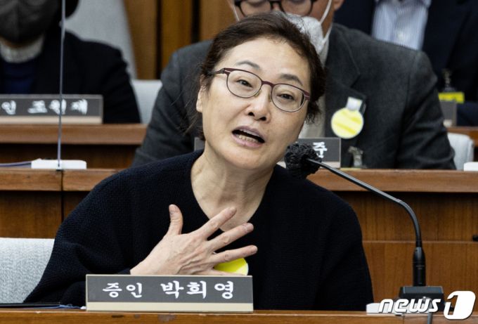 (서울=뉴스1) 이재명 기자 = 박희영 용산구청장이 6일 서울 여의도 국회에서 열린 용산 이태원 참사 진상규명과 재발방지를 위한 국정조사 2차 청문회에서 의원 질의에 답변하고 있다. 2023.1.6/뉴스1  Copyright (C) 뉴스1. All rights reserved. 무단 전재 및 재배포 금지.