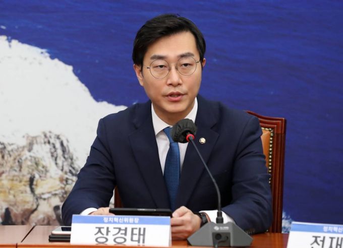 장경태 더불어민주당 정치혁신위원장이 6일 오전 서울 여의도 국회 당 대표실에서 열린 정치혁신위원회 출범식에서 인사말을 하고 있다. / 사진제공=뉴시스