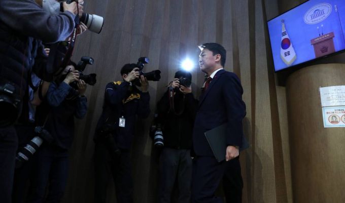 안철수 국민의힘 의원이 9일 오전 서울 여의도 국회에서 당대표 출마 선언을 한 후 이동하고 있다. /사진=뉴시스.