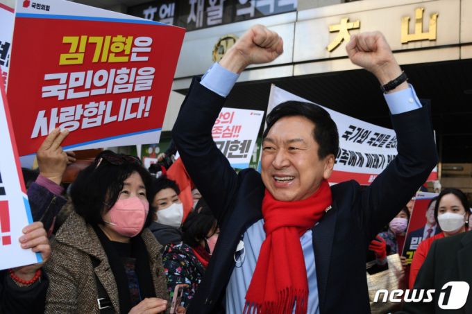 국민의힘 당권주자인 김기현 의원이 9일 서울 여의도 자신의 '이기는 캠프' 개소식에 참석하며 지지를 호소하고 있다.  (공동취재) 2022.1.9/뉴스1