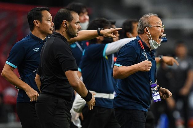 (싱가포르 AFP=뉴스1) 우동명 기자 = 박항서 베트남 축구 대표팀 감독이 2020 아세안축구연맹(AFF) 챔피언십(당시 스즈키컵) 태국과의 준결승 2차전서 작전 지시를 하고 있다.  (C) AFP=뉴스1