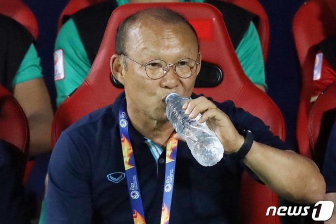 (방콕(태국)=뉴스1) 민경석 기자 = 박항서 베트남 U-23 축구대표팀 감독이 '2020 AFC U-23 챔피언십' 베트남과 북한의 조별리그 3차전 경기에 앞서 목을 축이고 있다. 2020.1.17/뉴스1