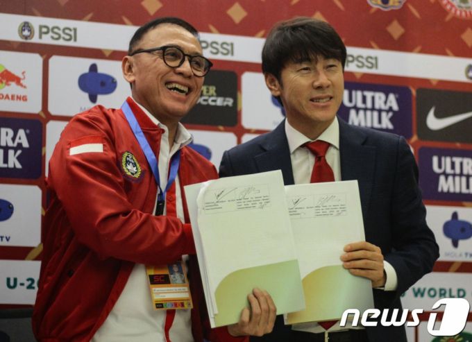 (AFP=뉴스1) 이동원 기자 = 신태용 감독이 2019년 12월, 인도네시아 자카르타의 파칸사리 스타디움에서 인도네시아 축구대표팀 감독직을 수락하는 계약서에 서명했다. 2020년부터 4년 동안 인도네시아 국가대표팀과 23세 이하(U-23), 20세 이하(U-20) 대표팀을 모두 이끈다.  (C) AFP=뉴스1