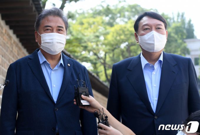 (서울=뉴스1) 국회사진취재단 = 박진 국민의힘 의원이 30일 서울 종로구의 한 식당에서 대선 예비후보인 윤석열 전 검찰총장과 오찬 회동을 한 뒤 윤 후보에 대한 지지선언을 하고 있다. 2021.9.30/뉴스1