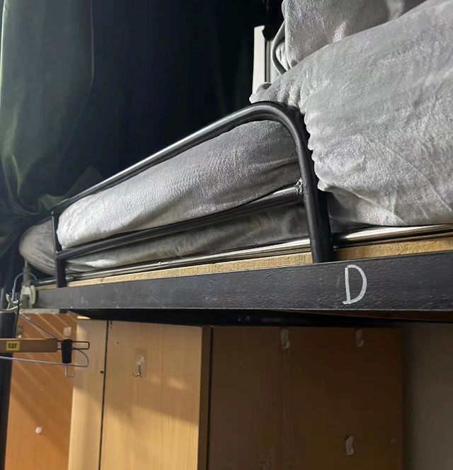 지난해 12월3일 밤 12시34분 중국 쑤저우 한 대학교 기숙사에서 20대 여학생이 2층 침대에서 잠을 자다가 떨어져 숨졌다. 이 침대 2층의 안전 지지대 높이는 15㎝에 불과했다./사진=하이바오신문