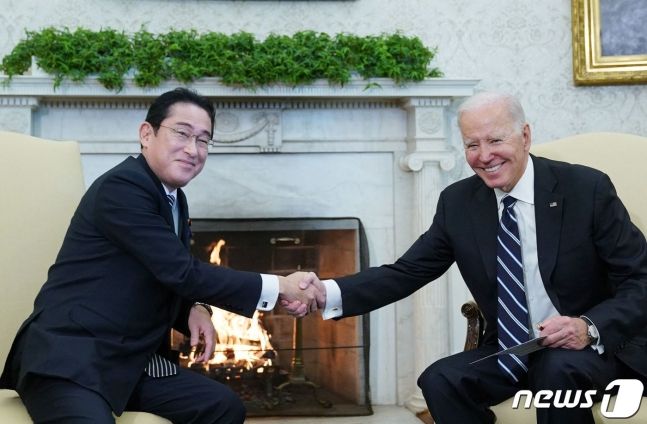 조 바이든(우측) 미국 대통령과 기시다 후미오 일본 총리가 13일(현지시간) 백악관 오벌 오피스에서 정상회담 시작 전 악수하고 있다. 2023. 1. 13. ⓒ AFP=뉴스1