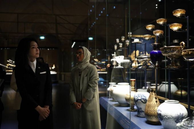 [아부다비=뉴시스] 전신 기자 = 윤석열 대통령 부인 김건희 여사가 15일(현지시간) 아부다비 대통령궁 내 국빈 선물 등을 전시한 전시관을 살펴보고 있다. 2023.01.16.