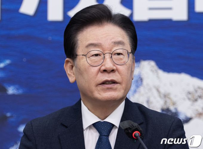 (서울=뉴스1) 이재명 기자 = 이재명 더불어민주당 대표가 16일 오전 서울 여의도 국회에서 열린 최고위원회의에서 발언을 하고 있다. 2023.1.16/뉴스1  Copyright (C) 뉴스1. All rights reserved. 무단 전재 및 재배포 금지.