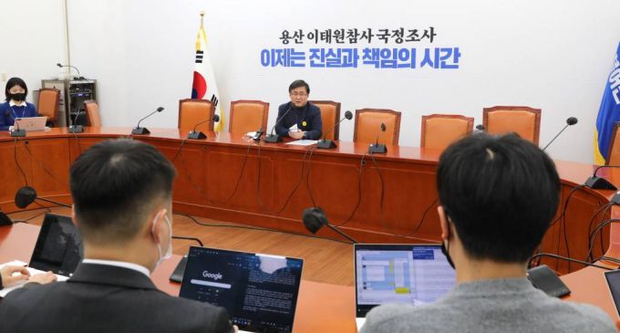 [서울=뉴시스] 전진환 기자 = 김성환 더불어민주당 정책위의장이 17일 오전 서울 여의도 국회에서 열린 기자간담회에서 발언하고 있다. 2023.01.17.