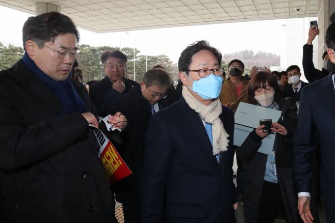 박범계 더불어민주당 검찰독재정치탄압대책위원장을 비롯한 소속 의원들이 17일 오전 김건희 여사 주가조작 수사 촉구를 위해 서울 서초구 대검찰청을 항의방문 하고 있다. / 사진제공=뉴시스