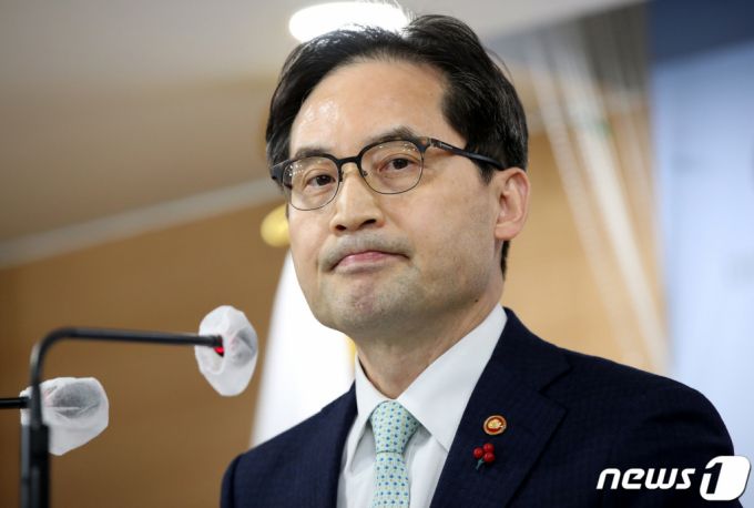 (서울=뉴스1) 박지혜 기자 = 한기정 공정거래위원장이 2일 오후 서울 종로구 정부서울청사에서 화물연대의 공정위 조사방해 행위 관련 긴급 브리핑 중 생각에 잠겨 있다. 2022.12.2/뉴스1  Copyright (C) 뉴스1. All rights reserved. 무단 전재 및 재배포 금지.