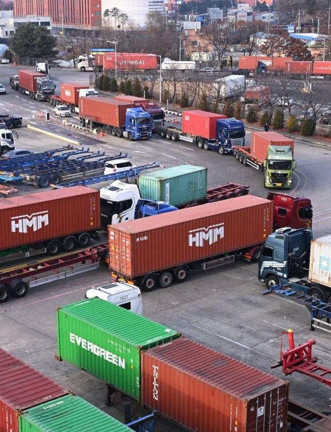 [의왕=뉴시스] 김종택 기자 = 글로벌 컨테이너 운임이 경기침체 여파에 2년 전 수치로 회귀했다. 해운업계의 장기운송계약 재계약을 앞두고 운임이 끝없이 하락하면서 코로나19 기간 고운임 특수에 이어졌던 호실적 릴레이도 끊길 위기다.해운업계에 따르면 상하이컨테이너운임지수(SCFI)는 지난 2일 전주보다 4.8% 내린 1171.36포인트를 기록했다. 전 노선에 걸쳐 운임이 떨어지면서 24주 연속 하락세를 보였다. 사진은 화물연대의 총파업 철회로 물류운송이 재개된 12일 경기도 의왕시 내륙컨테이너기지(ICD)에서 화물차가 분주하게 이동하고 있는 모습. 2022.12.13.