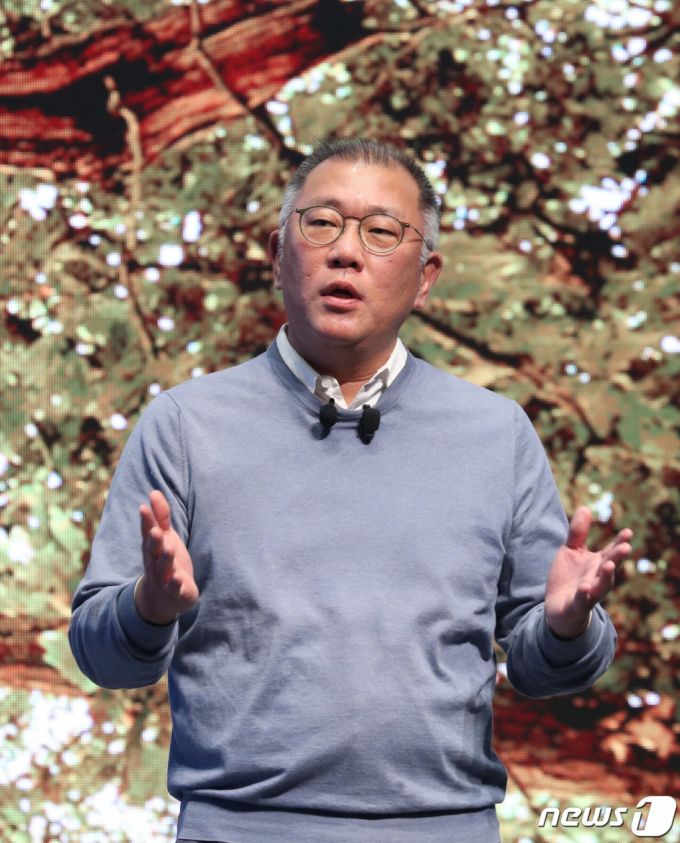 (화성=뉴스1) 김영운 기자 = 정의선 현대자동차그룹 회장이 3일 오전 경기 화성시 남양읍 현대차·기아 기술연구소 대강당에서 열린 2023년 현대차그룹 신년회에서 신년사를 하고 있다. 2023.1.3/뉴스1  Copyright (C) 뉴스1. All rights reserved. 무단 전재 및 재배포 금지.