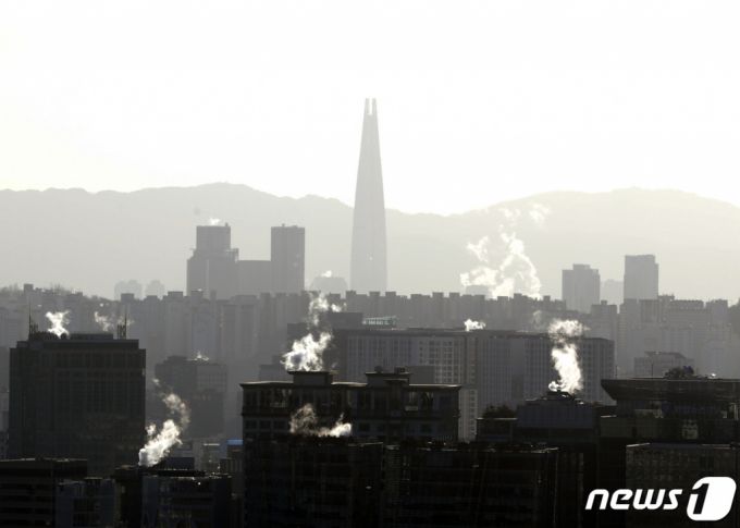 설 연휴 마지막 날인 24일 오전 서울 시내 건물에서 난방 수증기가 나오고 있다.  기상청은 이날 서울 아침 기온이 영하 17도까지 떨어지고 내일은 오늘보다 더 추울 것으로 예보했다. 2023.1.24/뉴스1  Copyright (C) 뉴스1. All rights reserved. 무단 전재 및 재배포 금지.