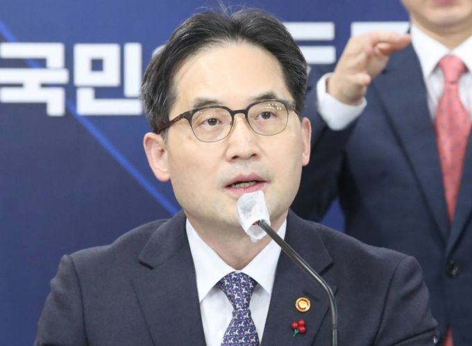 [서울=뉴시스] 김명원 기자 = 한기정 공정거래위원장이 26일 서울 종로구 정부서울청사에서 2023년 업무보고 사후 브리핑을 하고 있다. 2023.01.26.