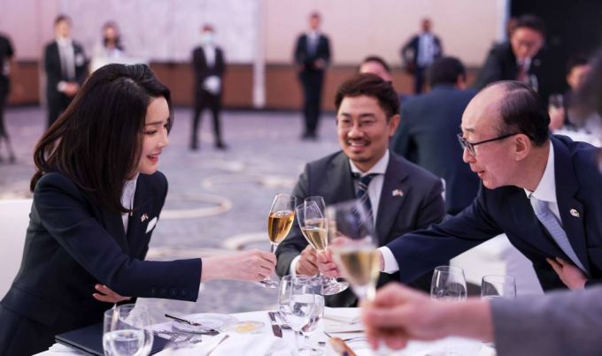 아랍에미리트(UAE)를 국빈 방문 중인 윤석열 대통령 부인 김건희 여사가 16일 오후(현지시간) 아부다비 에티하드타워에서 열린 동행 경제인과의 만찬 간담회에서 김지찬 LIG넥스원 대표이사 사장 등 참석자들과 건배하고 있다. /사진=뉴시스