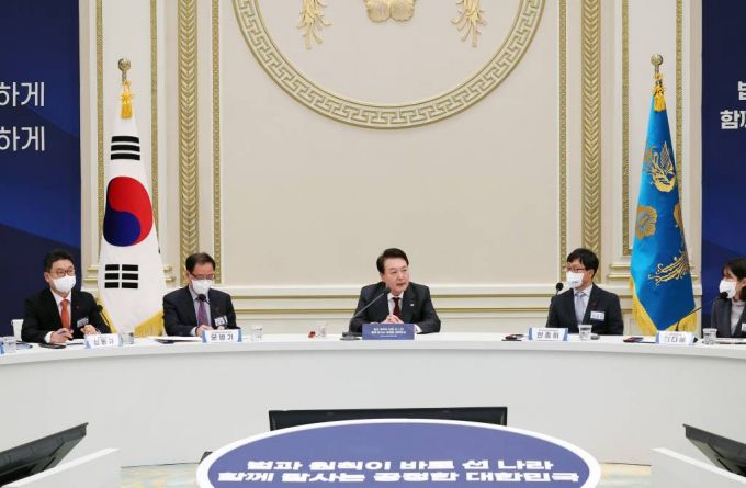 [서울=뉴시스] 홍효식 기자 = 윤석열 대통령이 26일 청와대 영빈관에서 열린 법무부, 공정거래위원회, 법제처 업무보고에서 발언하고 있다. (대통령실통신사진기자단) 2023.01.26.