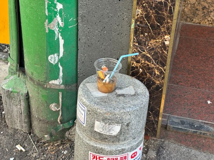 지난 25일 오전 10시10분 서울시 송파구 방이2동 먹자골목에 일회용 커피 컵이 버려진 모습. /사진=김창현 기자.