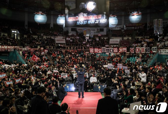 국민의힘 당권주자인 김기현 의원이 28일 오후 경기도 부천시 중동 부천체육관에서 열린 ‘이기는 김기현 캠프’ 수도권 통합 출정식에서 연설을 하고 있다. /사진=뉴스1.