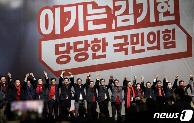 국민의힘 당권주자인 김기현 의원이 28일 오후 경기도 부천시 중동 부천체육관에서 열린 ‘이기는 김기현 캠프’ 수도권 통합 출정식에서 손을 맞잡아 들어올리고 있다. /사진=뉴스1.