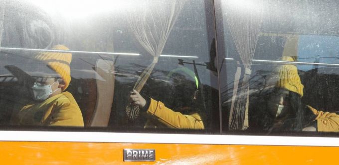 교육부가 오는 30일부터 학교와 학원에서 마스크 착용을 자율로 전환한다. 통학버스나 현장 체험학습을 위해 이용하는 단체버스 내에서만 마스크 착용 의무가 유지된다. 27일 오후 서울 시내 초등학교에서 초등학생들이 통학버스를 타고 하교하고 있다. /사진=뉴시스