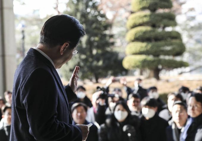 [서울=뉴시스] 김근수 기자 = 이재명 더불어민주당 대표가 28일 오전 서울 서초구 서울중앙지검에서 당직자들에게 인사를 하고 있다. 2023.01.28.