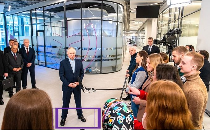 모스크바 주립대에서 학생들을 만난 푸틴 대통령의 굽이 높은 구두(보라색 사각형) /사진= 러시아 대통령실 제공