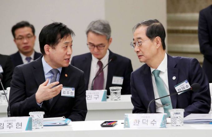 [서울=뉴시스] 홍효식 기자 = 한덕수(오른쪽) 국무총리와 김주현 금융위원장이 30일 오후 청와대 영빈관에서 열린 금융위원회 업무보고에 앞서 대화하고 있다. 2023.01.30.