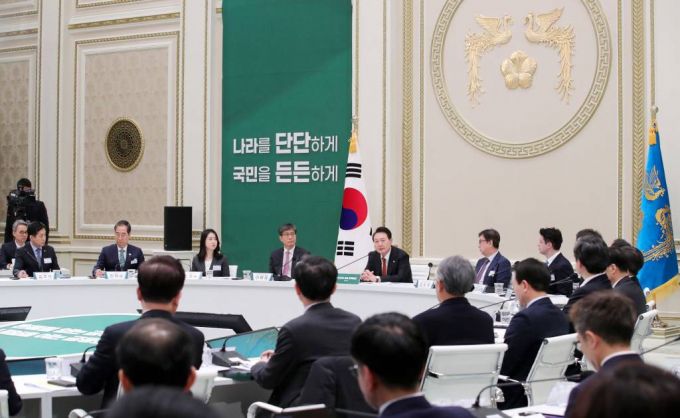 [서울=뉴시스] 홍효식 기자 = 윤석열 대통령이 30일 오후 청와대 영빈관에서 열린 금융위원회 업무보고에서 발언하고 있다. 2023.01.30.