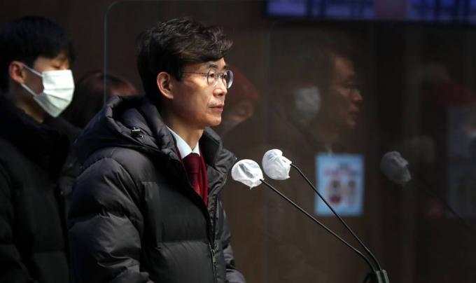 국민의힘 당권주자인 조경태 의원이 29일 오전 서울 여의도 국회에서 '전국민 난방비 지원'을 촉구하는 기자회견을 하고 있다. / 사진제공=뉴시스