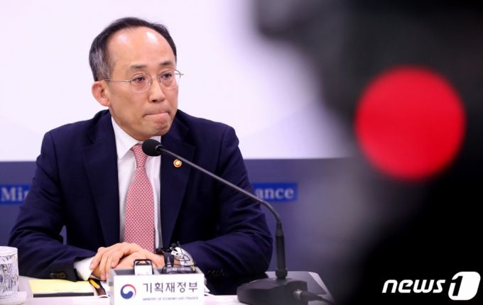 (세종=뉴스1) 김기남 기자 = 추경호 경제부총리 겸 기획재정부 장관이 26일 오후 세종시 정부세종청사에서 기획재정부 출입기자단과 만나 현안 질의를 듣고 있다. 2023.1.126/뉴스1  Copyright (C) 뉴스1. All rights reserved. 무단 전재 및 재배포 금지.