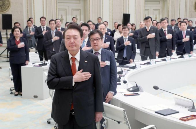 [서울=뉴시스 홍효식 기자 = 윤석열 대통령이 30일 오후 청와대 영빈관에서 열린 금융위원회 업무보고에서 국기에 대한 경례를 하고 있다. 2023.01.30.