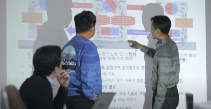 시뮬레이션 기술을 강의하는 모습/사진=전기연